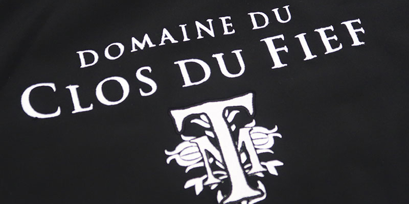 serviettes brodées couverture