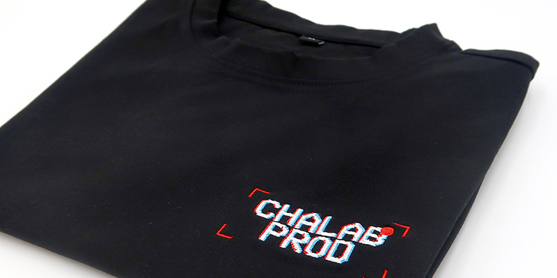 tee shirt brodé couverture